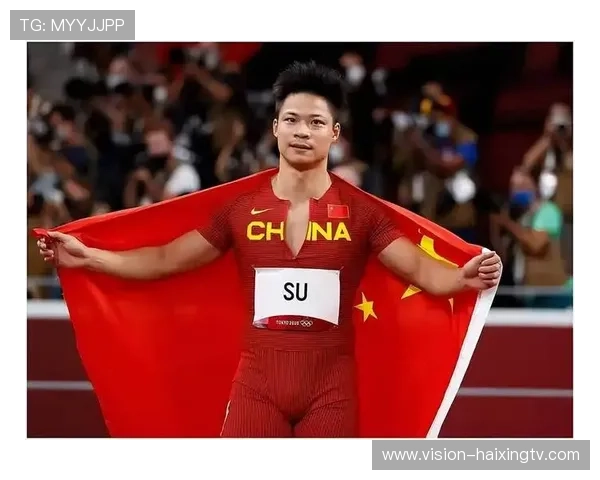 苏炳添与国际足球巨星合影留念，展现跨界合作与友谊的精彩瞬间